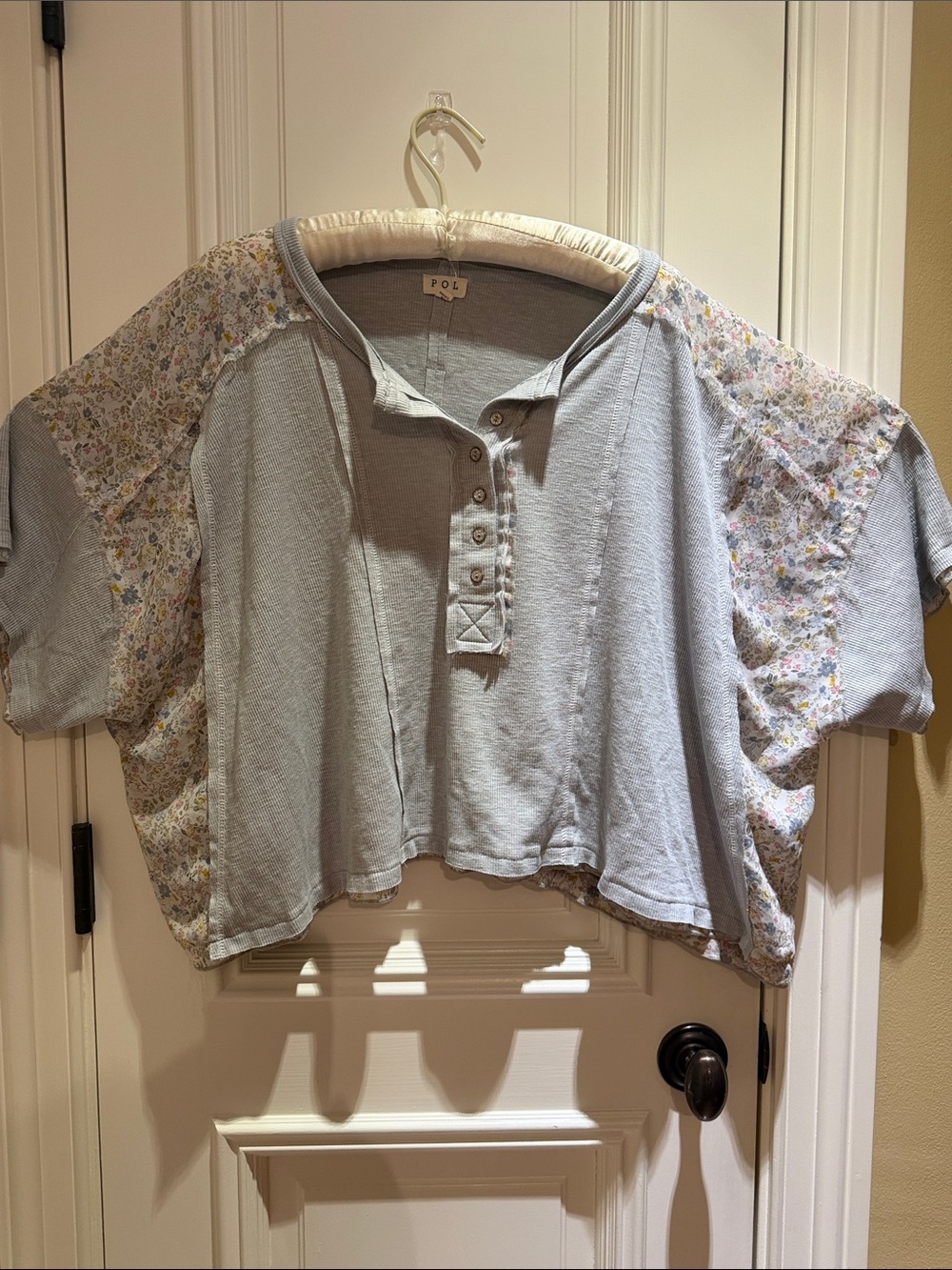 POL Lt Gray Short-Sleeve Cropped Henley w/ Ditsy Floral Raglan Sleeves-Sz S-NWOT